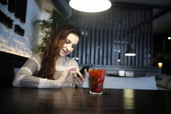 Hermosa chica en un café —  Fotos de Stock