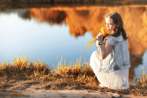 Ragazza che cammina nel parco autunnale. Autunno in città, ragazza con d — Foto Stock