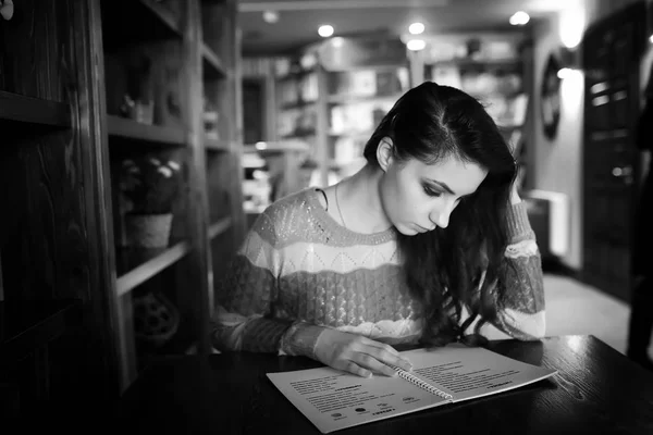 Girl in a cafe at a dinner — Stock Photo, Image