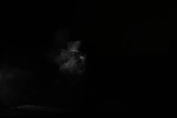 黑色面具在黑暗的仪式和奥秘 — 图库照片