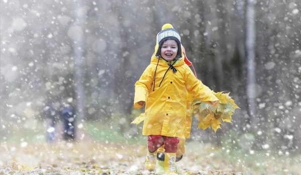Egy séta az őszi parkban a kisgyermekek. Első fagy és az első — Stock Fotó