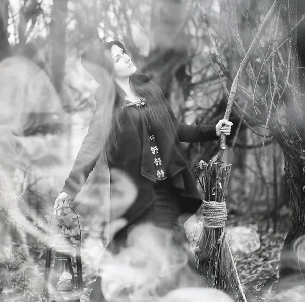 Mulher em um terno de bruxa em uma floresta densa — Fotografia de Stock