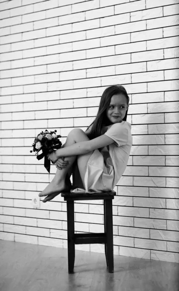 Niña en una silla blanco y negro — Foto de Stock