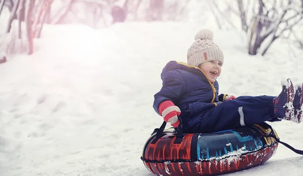 Barn i parken på vintern. Barn leker med snö på playg — Stockfoto