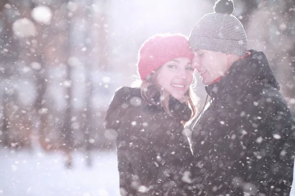 Pareja joven caminando durante el invierno — Foto de Stock