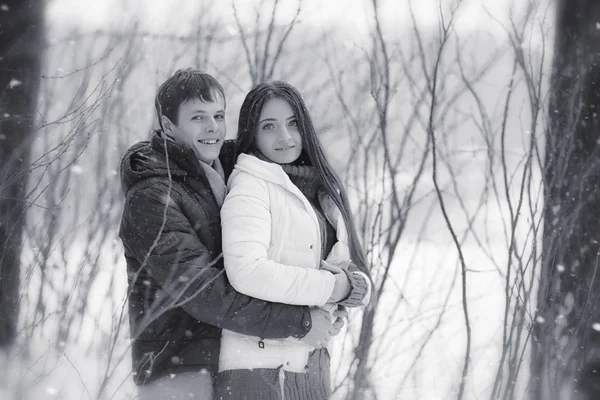 Una pareja cariñosa en un paseo de invierno. Hombre y mujer en una cita en el —  Fotos de Stock