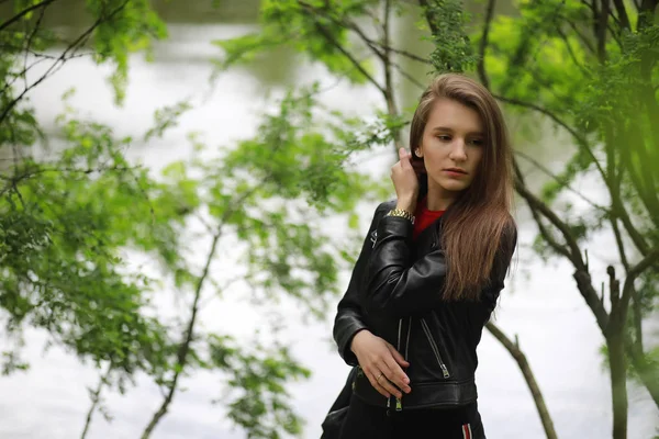 Ung flicka i en grön park — Stockfoto