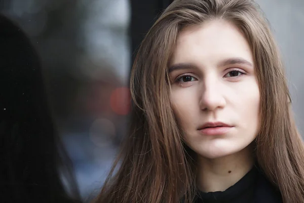 Belle fille dans un manteau dans les affaires du centre-ville — Photo