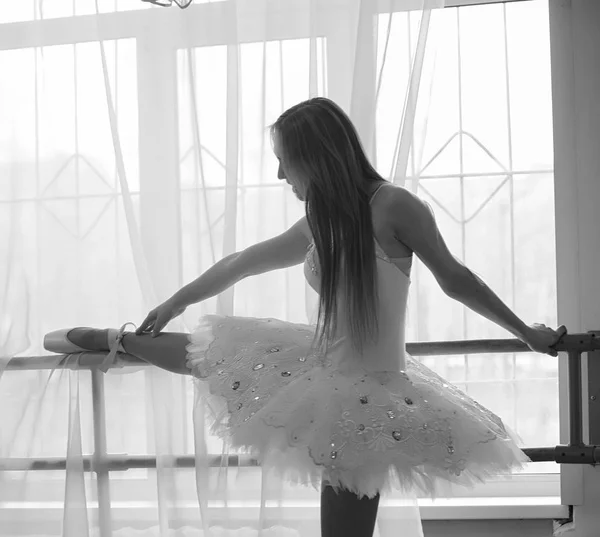 Jonge balletdanser op een warming-up. De ballerina bereidt zich voor — Stockfoto