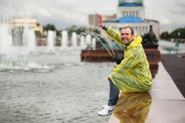 Bir yağmurlu günde bir yağmurluk bir erkekte — Stok fotoğraf