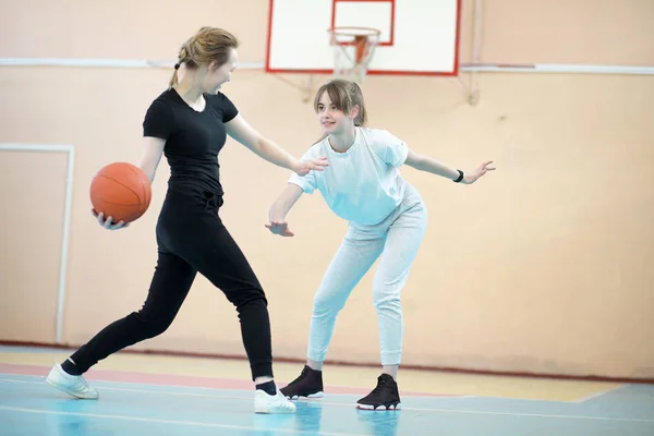Студентки Играют Баскетбол Спортзале — стоковое фото
