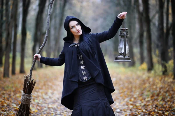 Une femme en costume de sorcière dans une forêt — Photo