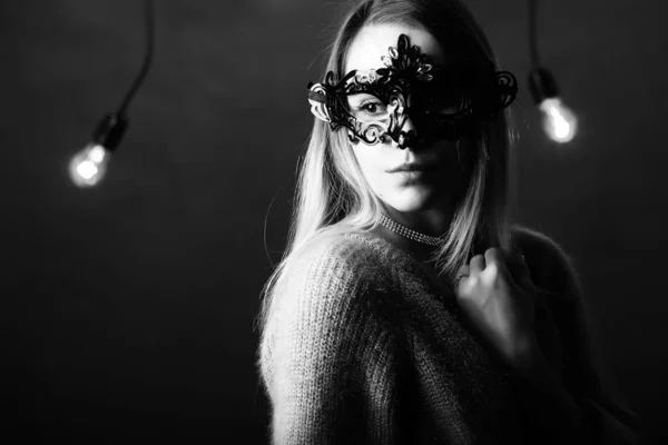 Девушка с светлыми волосами в черной маске — стоковое фото