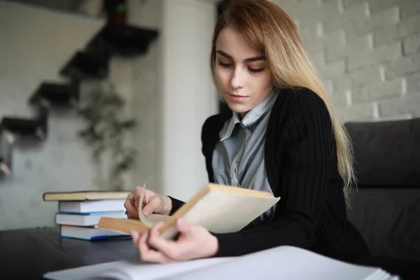 Jonge mooie blonde meisje student — Stockfoto