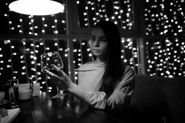 Dziewczyna w godzinach wieczornych w kawiarni — Zdjęcie stockowe