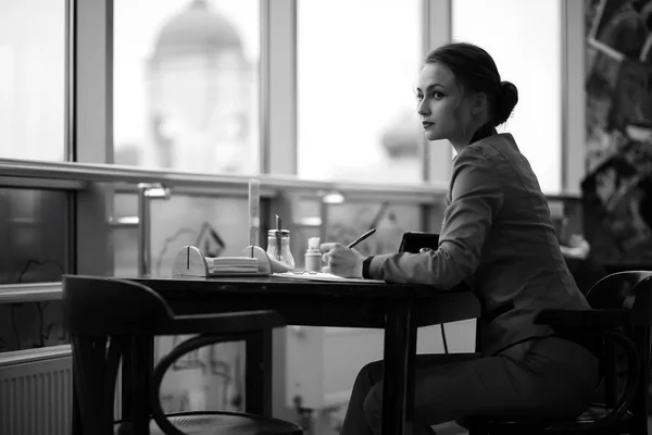 Mulher bonita em uma reunião de negócios — Fotografia de Stock