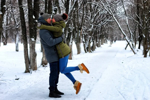 Pareja heterosexual calle paseo invierno — Foto de Stock