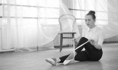 Genç balet bir ısınma üzerinde. Balerin için hazırlanıyor 