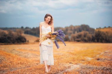 Bir buket çiçek Güz kızla