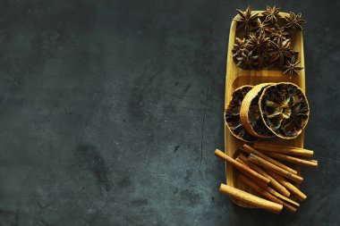 Yemek pişirmek için baharatlar. Tarçın ve anason. Baharatlar için Pestle.