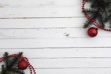 Yeni yıl geçmişi. Ahşap bir masa üzerinde ladin dalları. Orname