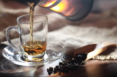 Bir hizmet tabloda çay demlendi