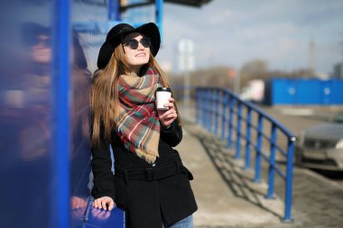 Marketler bir yürüyüş için Fransız kadın