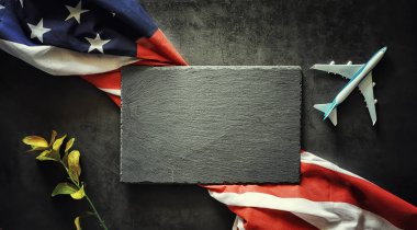 Siyah arka planda Amerikan bayrağı. Metin için boşluk.