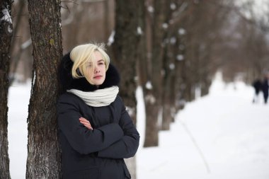 Genç ve güzel bir kız kış parkında yürüyüşe çıkmış.