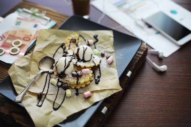 Doldurulmuş Viyana waffle 'ı. Kahve masası. Bir set mis kokulu c