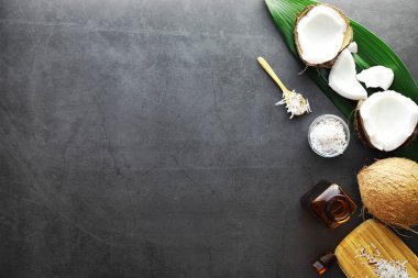 Koyu renkli bir masada hindistan cevizi. Hindistan cevizi yağı..