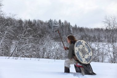 Defender'ı posta zırh genç savaşçı
