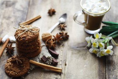 Kahve masası. Sıcak kahve bardağıyla. Bir çift güzel kokulu kuş.