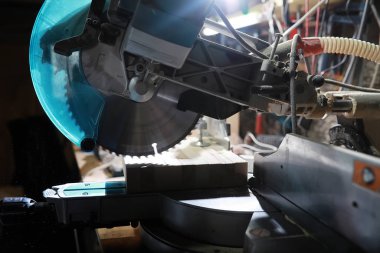 Araçları ve süreç içinde elektrikli testere ile atölye çalışması