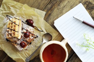 Doldurulmuş Viyana waffle 'ı. Kahve masası. Bir set mis kokulu c