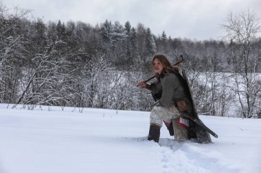 Defender'ı posta zırh genç savaşçı