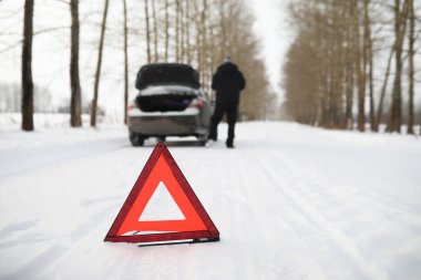 Adam ve araba. Kış yürüyüşü ve araba tamiri.