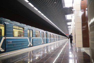 Boş koltukları olan metro vagonu. Boş metro.