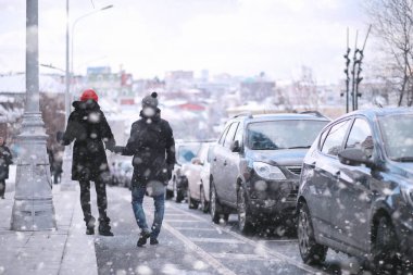 Genç çift kışın yürüyor