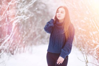 Genç bir kız bir kış parkta bir yürüyüş. Noel tatili t