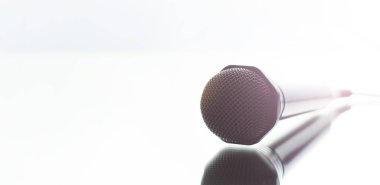 Tartışma öncesi sahnede mikrofon..