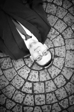 İşadamı sokakta takım elbiseli