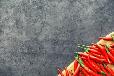 Acı kırmızı biber. Siyah üzerine Şili biberi.