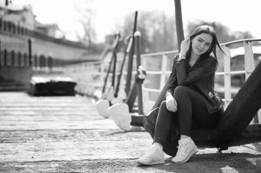 Bahar şehrin içinden bir yürüyüşte kız