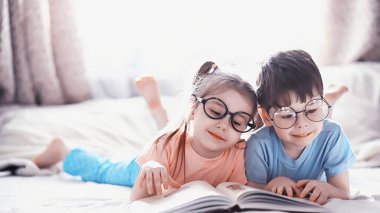 Çocuklar yeni doğan bebeğin yanındaki yatakta yatıyor, küçük kız kardeş..