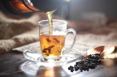 Bir hizmet tabloda çay demlendi