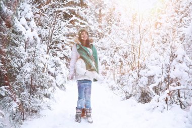 Genç bir aile yürüyüşe çıktı. Anne ve kızı şarapla yürüyorlar.