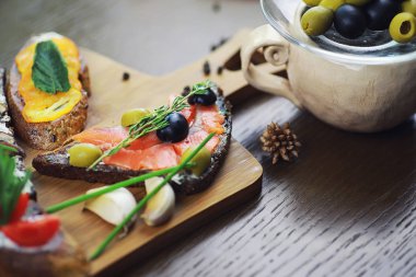 Karışık sandviç farklı dolguları ile mantar balık ve 