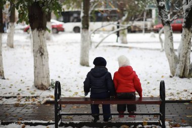 Kış parkında çocuklar oyun oynuyor