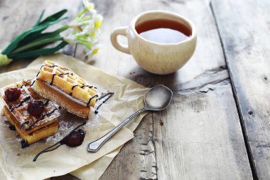 Doldurulmuş Viyana waffle 'ı. Kahve masası. Bir set mis kokulu c